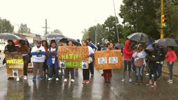 JUSTICIA. Allegados a las víctimas marcharon bajo la lluvia. .