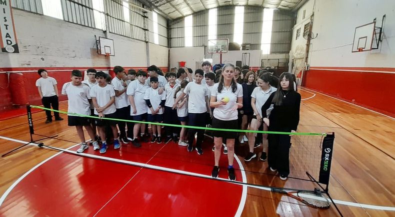 Los alumnos del Instituto Modelo junto a Rochi Lescano, en el Club Atlético Pilar.