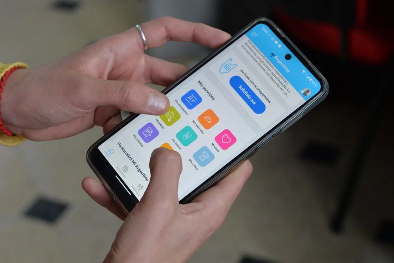 Desde enero, quienes completaron estudios secundarios o superiores podrán descargar sus títulos digitales desde la app Mi Argentina con validación QR.