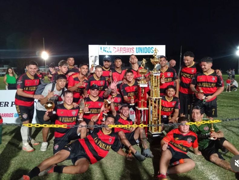 CAMPEN Los jugadores de La Pualada FC con el trofeo de Libres