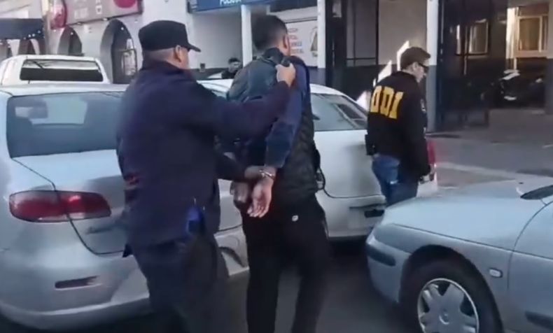 Uno de los detenidos por el crimen en Pinazo ingresa a la comisaría.
