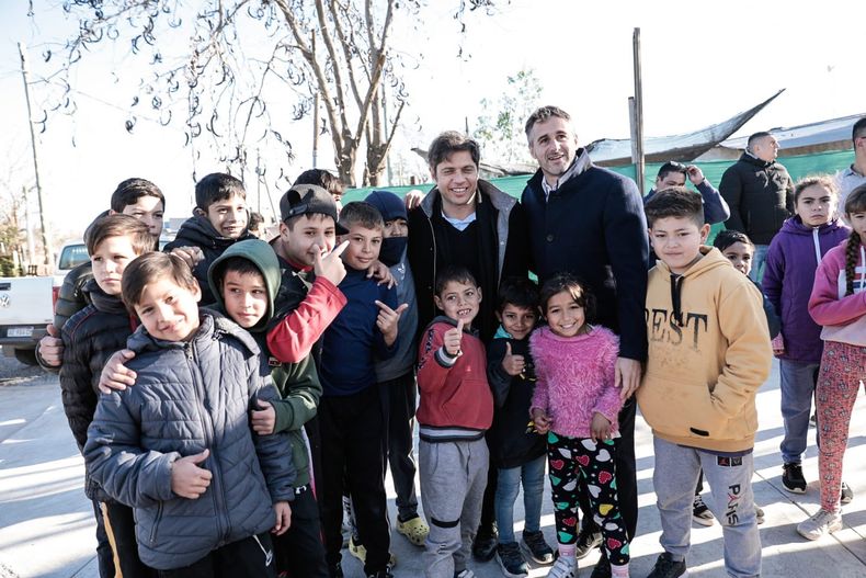 CON LOS CHICOS. Antes del acto, Achával y Kicillof recorrieron el barrio con los vecinos. &nbsp;