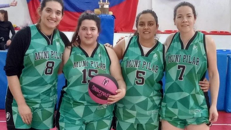 UNIVERSITARIAS. Paola Lucero, Anahí Maciel, Daniela Kohan y Gimena Maciel..