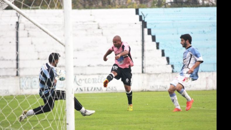 Cóceres fusila a Ponce. El volante ofensivo cortó la sequía de goles para Fénix..