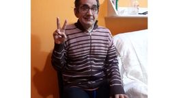 DEDOS EN V. Cuco Molina, recuperándose en su casa..