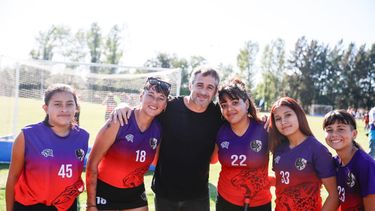Achával posa con parte de las integrantes de uno de los equipos de la Liga Municipal.