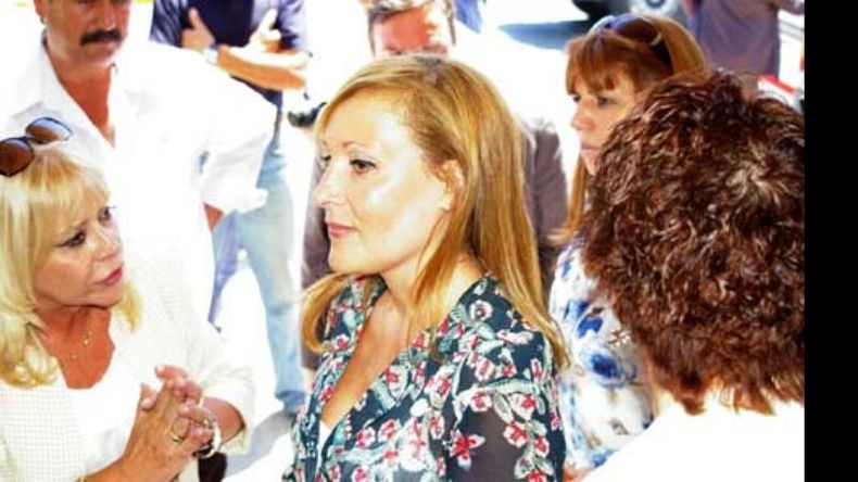 Carmen Zúccaro junto a la ministra Gvirtz, quien aprobó la resolución..