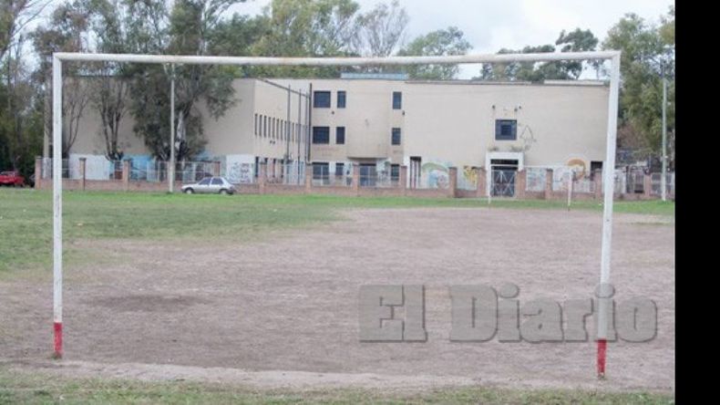 El terreno frente a la Escuela 15 los domingos se convierte en un lugar de apuestas..