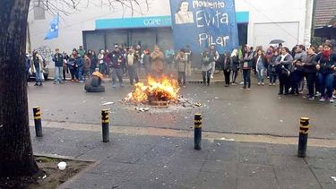 HOGUERA Y PROTESTA. La manifestación se extendió por más de una hora..