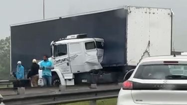 El camión terminó atravesado en la Panamericana.&nbsp;