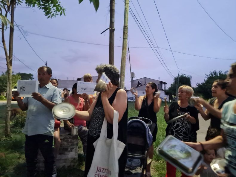 CACEROLAZO: Vecinos de Derqui protestan contra el DNU de Milei.&nbsp;