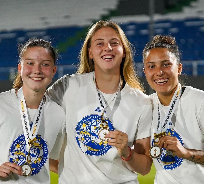 Joaquina Rodríguez (centro) luciendo la medalla de la Copa Libertadores.