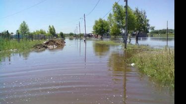 En Agustoni el agua bajó pero 40 personas aún no pueden regresar a sus casas..
