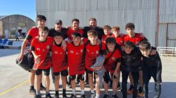 EQUIPO. La Sub 14 del Colegio Dickens de Del Viso avanzó a la etapa Interregional.