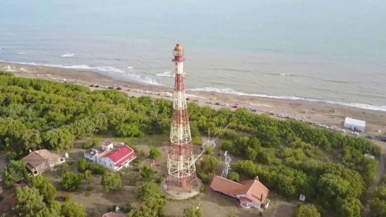 El faro más alto de Argentina está en la Costa Atlántica, en Monte Hermoso. (lanueva.com)..jpg