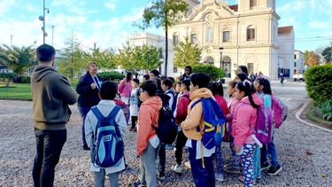 Recibimos a los alumnos de 3º de la EP Nº 8 de Astolfi. Juntos realizamos una recorrida por el #CascoHistórico de #Pilar. Con estas visitas desde la Dirección de Turismo fomentamos la recreación y la educación para nuestros estudiantes. Pilar Turismo / @PilarTurismo.