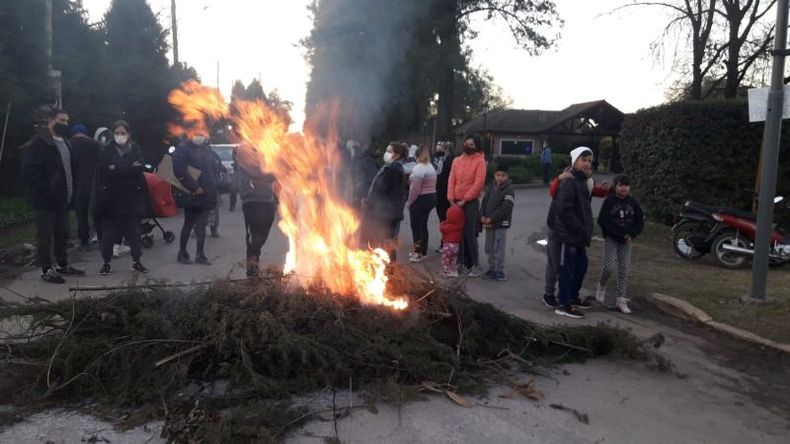 FUEGO. La protesta se extendió por casi dos horas. .