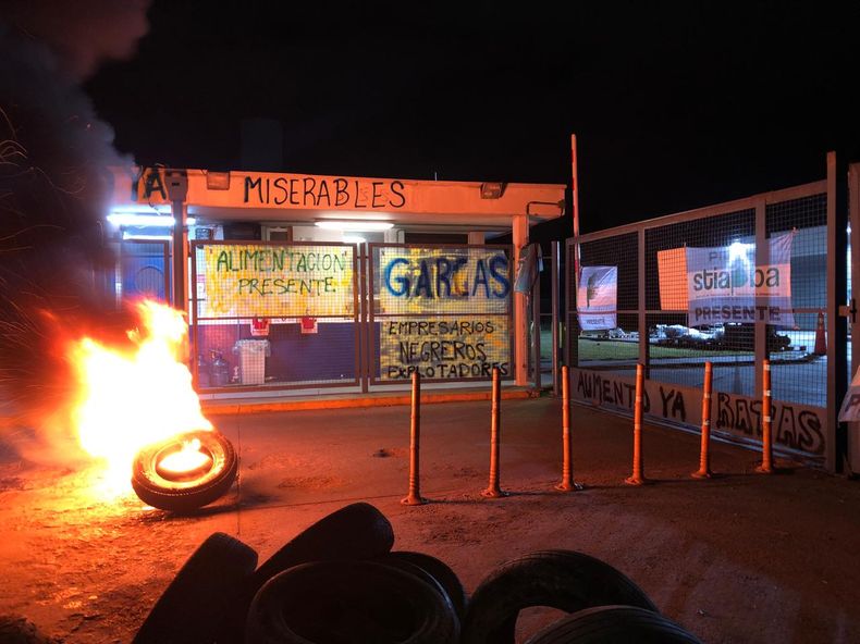 QUEMA. Uno de los bloqueos de este jueves en el Parque Industrial de Pilar. &nbsp;