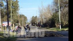 Un grupo de vecinos cortó la calle Almirante Brown. Reclama terrenos..