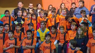 FIESTA. Manzanares posa para la foto con sus inferiores y los dirigentes..