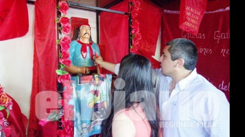 Luz y Raúl pasaron por el altar del Gauchito para dejar su ofrenda..