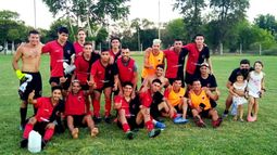 EFECTIVO. Los jugadores de Derqui sonríen tras ganarle por penales a Zelaya..