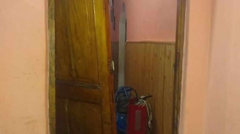 Los delincuentes destrozaron la puerta para poder ingresar a la casa..