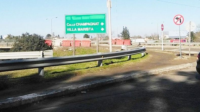 PARCHE. La cartelería de acceso al centro, en Champagnat, con cambios tras la confusión de los primeros días..