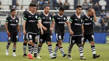 PREOCUPADOS. Los jugadores salen con caras largas tras la derrota..