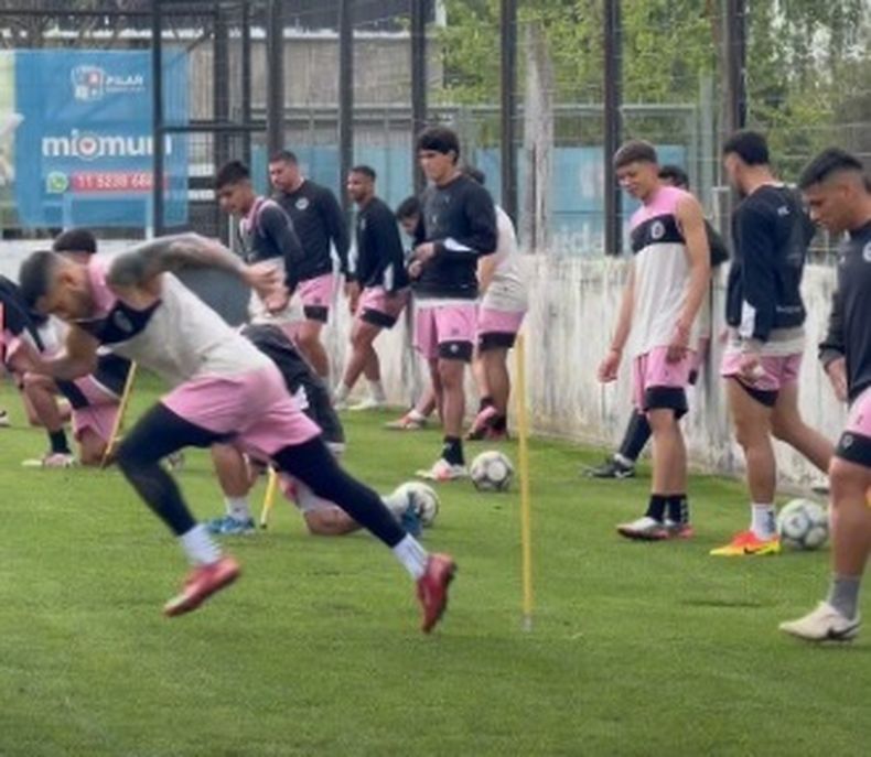 A CORRER. Los jugadores llevaron adelante movimientos físicos en el Barraza.