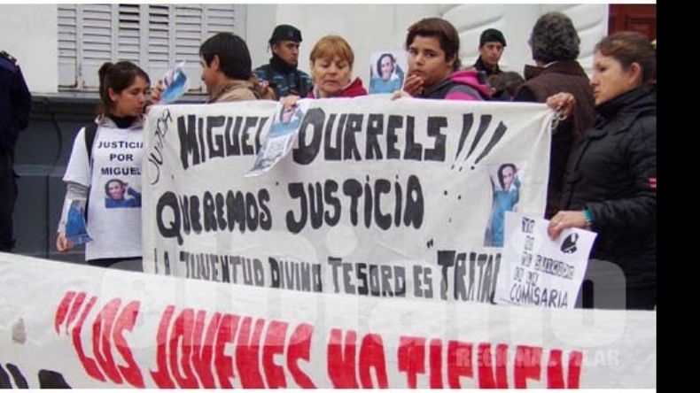 Los manifestantes marcharon del Municipio a la comisaría..