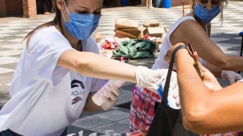 EN ACCIÓN. Pampita colaboró en la entrega de alimentos y productos de higiene. .