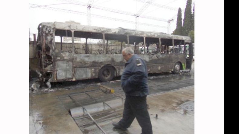El colectivo siniestrado quedó totalmente destruido..
