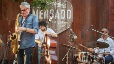 SONÓ PETTI. Roberto Pettinato y su Jazzbuck se presentó el fin de semana pasado en el Mercado La Aldea. Calor, tragos, cosas para comprar y mucha música de la mano del músico y conductor. .