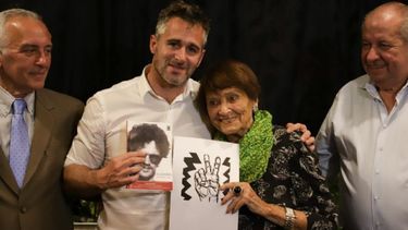 El intendente junto a Tati Almeyda, en el reconocimiento a su labor al frente del municipio..