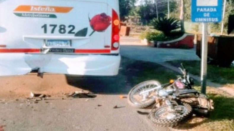 IMPACTO. La moto chocó con la parte trasera del micro. .
