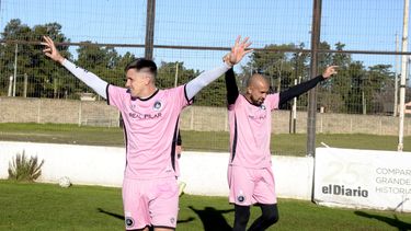 RELAJADOS. Ariel Otermin y Marcos Riquelme se entretienen en el entrenamiento.&nbsp;