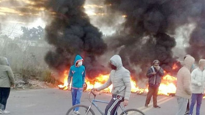 FUEGO. Un piquete esta semana por otro apagón en el barrio Pinazo..