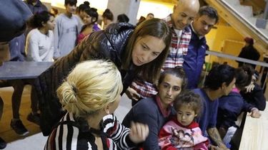 JUNTOS. El domingo pasado la gobernadora María Eugenia Vidal y el intendente Nicolás Ducoté visitaron a los evacuados en el Microestadio. .