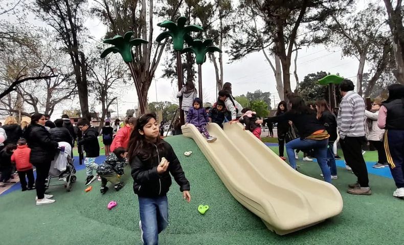 JUEGOS. La nueva plaza tiene espacios de esparcimiento para toda la familia