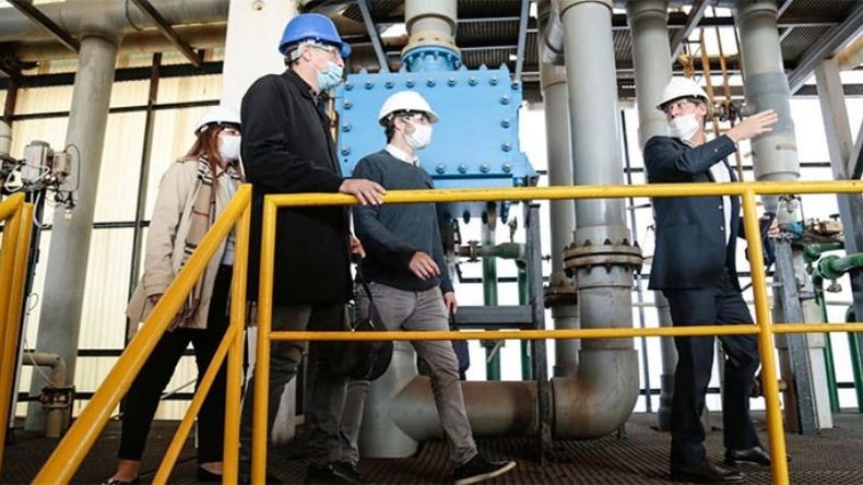 RECORRIDA. Achával visitó la planta que fabrica desinfectantes..
