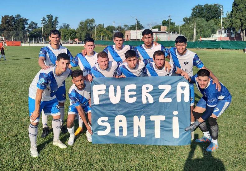 BANDERA. Los jugadores de Unión le dedicaron el triunfo a Santiago Martínez.