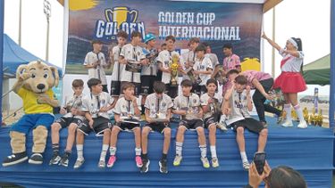 CAMPEONES. Los chicos de la 2012 posan en el escenario con sus medallas y copa. CAMPEONES. Los chicos de la 2012 posan en el escenario con sus medallas y copa.