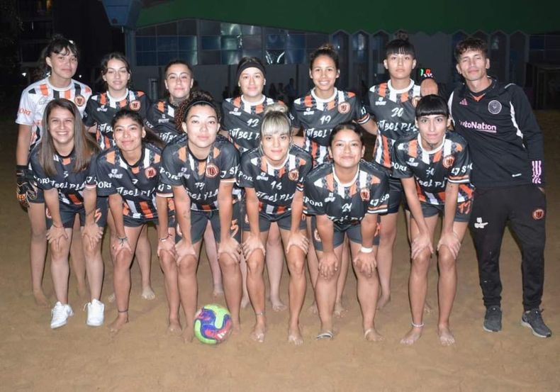 PLANTEL. El fútbol playa femenino de Zelaya listo para el debut.