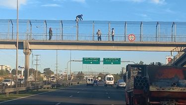 Debemos ir más despacio por la vida y volver a ser seres sintientes. En #Panamericana ramal #Campana en el mes de septiembre hubo 3 intentos de suicidios diferentes. Puente km. 47, 35 años; km. 40; 22 años, y km. 42,90; 42 años. LaPanaWeb / @lapanaweb.