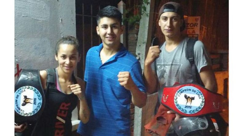CINTURONES. Evelyn Galleguillo y Agustín Moreno escoltan al campeón de Full Low Pro, Abel Fregenal..