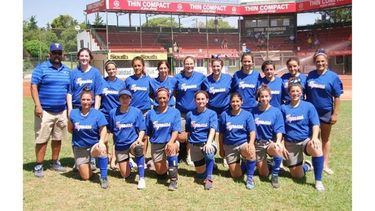 CAMPEONAS. Las Tigresas posan tras lograr el ascenso a Segunda..