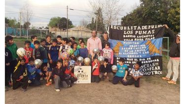 Dale Pelota. “Dale pelota a los chicos”, la campaña que recolectó más 500 pelotas de diversas disciplinas para fomentar el deporte en clubes y barrios de todo el distrito, sigue andando: en los últimos días, Villa Rosa fue el destino elegido y los equipos que recibieron balones fueron El Manzanar, escuelita de fútbol Los Pumas (foto) y Club 9 de Julio..