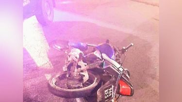 El motociclista fue impactado por un colectivo de la línea 203. Foto @juancaimpacto.