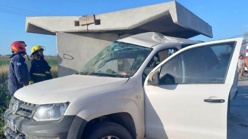 La camioneta chocó contra una garita (diarioel9dejulio.com.ar)..